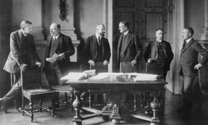 O sută de ani și o clauză de vinovăție jpeg