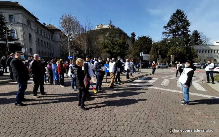 Protest în faţa Prefecturii Deva. Foto: Daniel Guţă. ADEVĂRUL