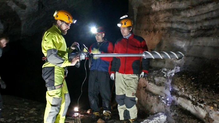 Cercetătorii au forat în gheaţă