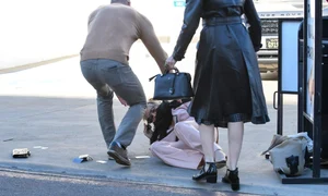 Sharon Stone s a întins pe trotuar, iar lucrurile ei au zburat în toate părțile jpeg