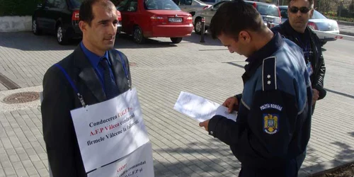 Ion Popi a protestat în faţa Finanţelor Publice Vâlcea pe motiv că este ameninţat şi hărţuit