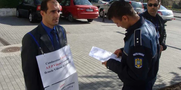 Ion Popi a protestat în faţa Finanţelor Publice Vâlcea pe motiv că este ameninţat şi hărţuit