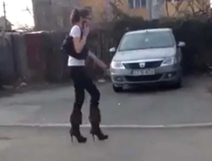 
    Când te chinui să mergi pe tocuri  