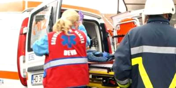 Victima a fost transportată la spital. 