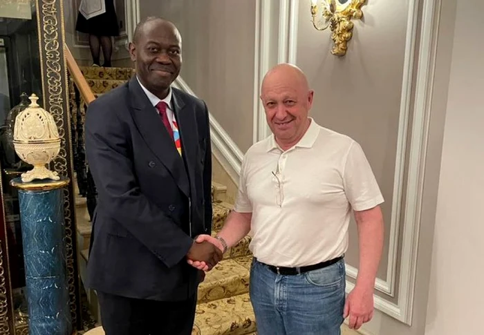 Nu se ştie exact cine este „ambasadorul” din fotografie