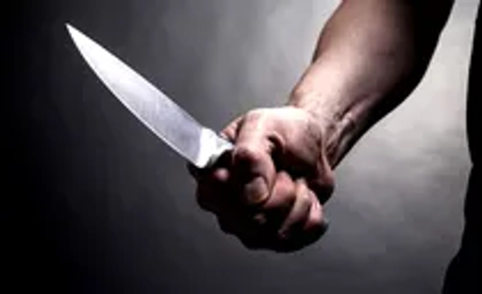 Atacatorul care a înjunghiat o femeie aleasă la întâmplare arestat preventiv. Recidivistul a urmărit victima câteva minute pe stradă