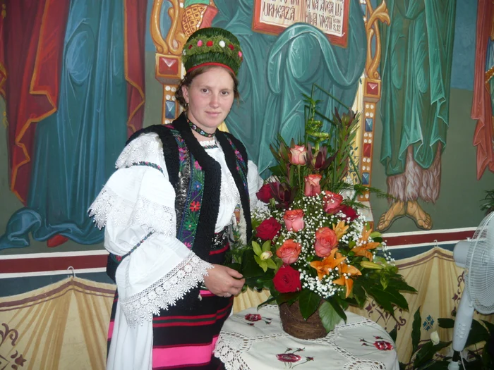 
    Miresele din Poieni poartă cu mândrie cununile verzi.  