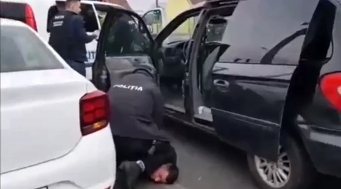 
    Bărbatul a fost imobilizat de un mascatfoto: captura YouTube  