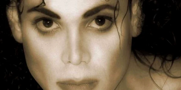 Un italian şi-a făcut 13 operaţii estetice pentru a fi sosia lui Michael Jackson