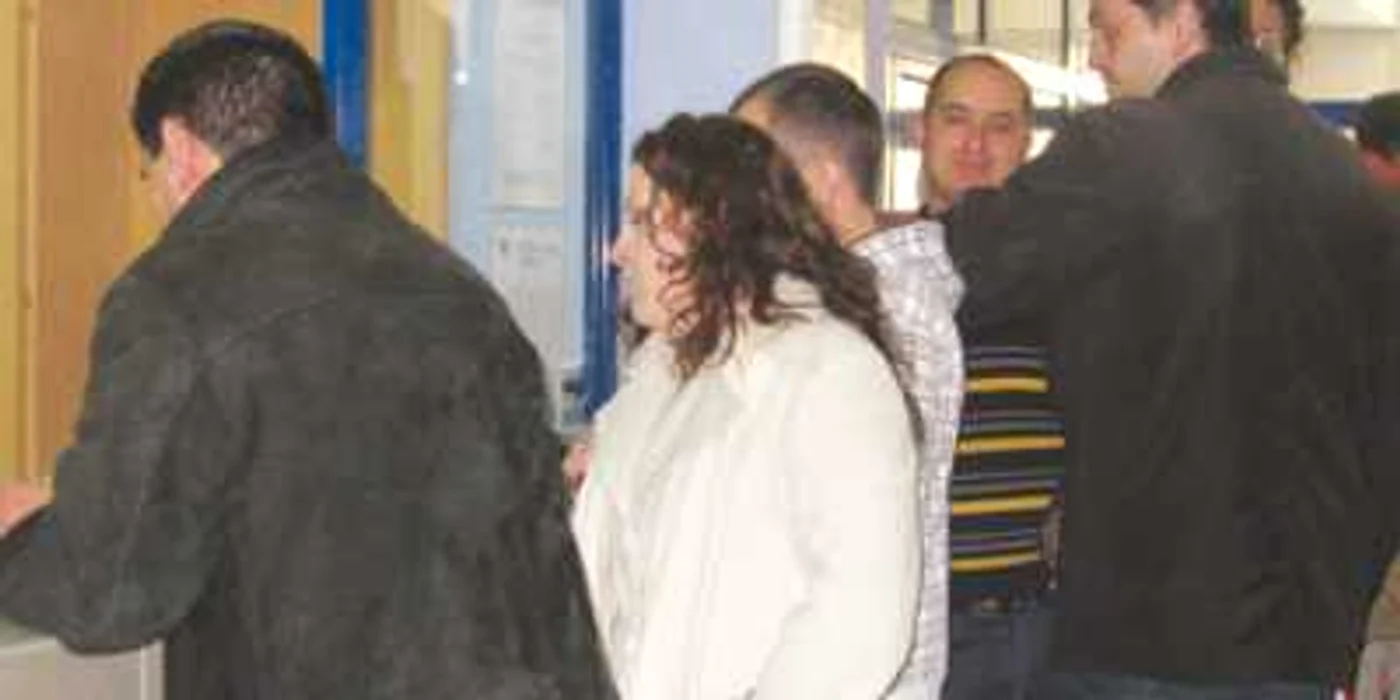 Şomerii se înghesuie la AJOFM pentru un loc de muncă. FOTO: S Vârban