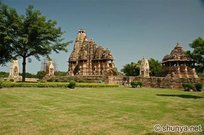 VishwanathTempleNandiMandap jpg jpeg