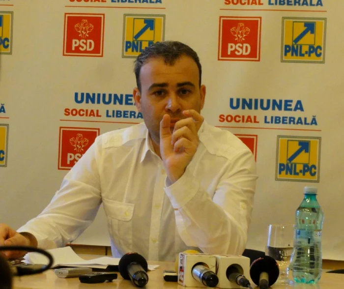 Darius Vâlcov, fost primar al Slatinei, în prezent senator, i-a rugat pe locuitorii oraşului să mai aibă "puţină răbdare"... (Foto: Mugurel Manea)