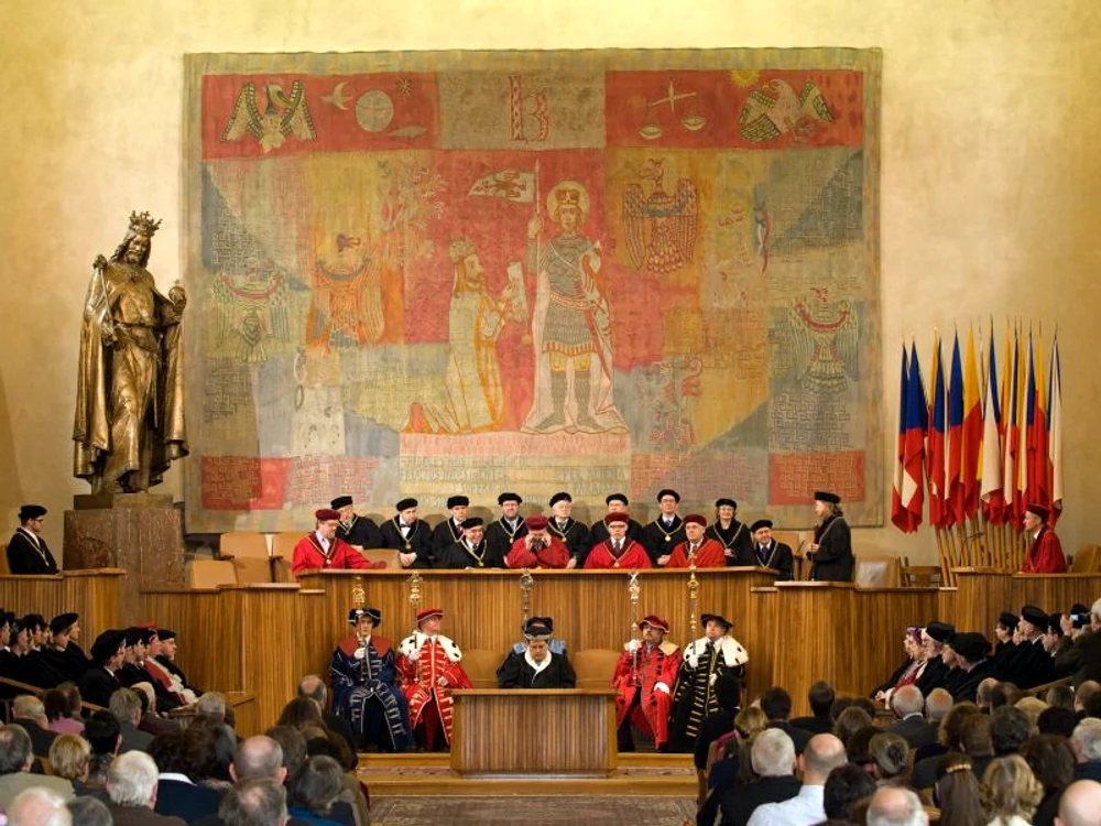 Ceremonie după reguli din vechime la Universitatea Carolină din Praga, în 2009; aceasta este prima universitate din spaţiul central european, înfiinţată la 7 aprilie 1348 de împăratul Carol al IV-lea (Universitas Carolina Pragensis)
