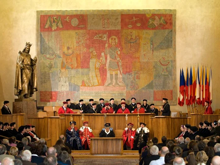 Ceremonie după reguli din vechime la Universitatea Carolină din Praga, în 2009; aceasta este prima universitate din spaţiul central european, înfiinţată la 7 aprilie 1348 de împăratul Carol al IV-lea (Universitas Carolina Pragensis)