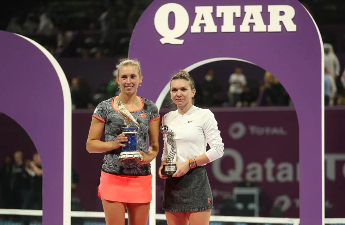 Simona Halep şi Elise Mertens, pozând împreună cu trofeele primite 