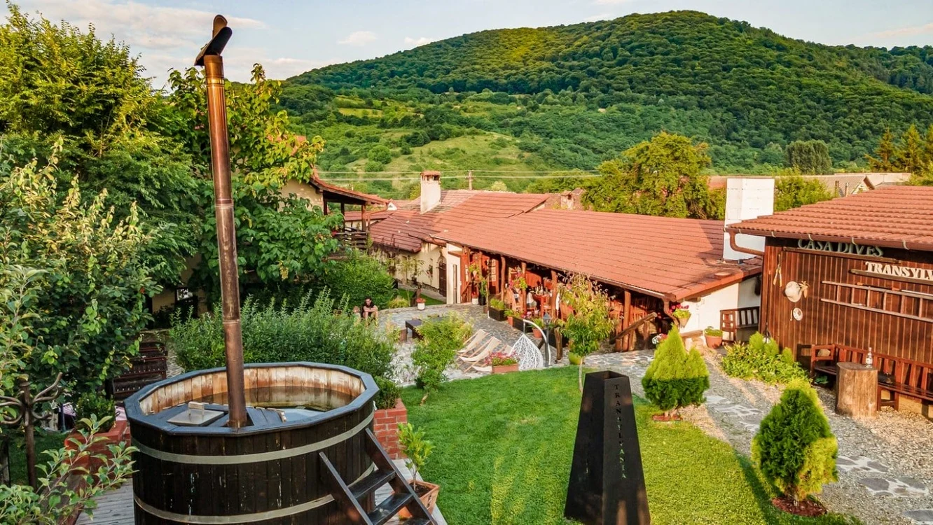 Cazarea la Casa Dives, la 18 kilometri de Alba Iulia, costă 4.096 de lei (836 de euro) pentru două persoane, cu demipensiune şi seară festivă de Paşte. FOTO: Arhiva pensiunii