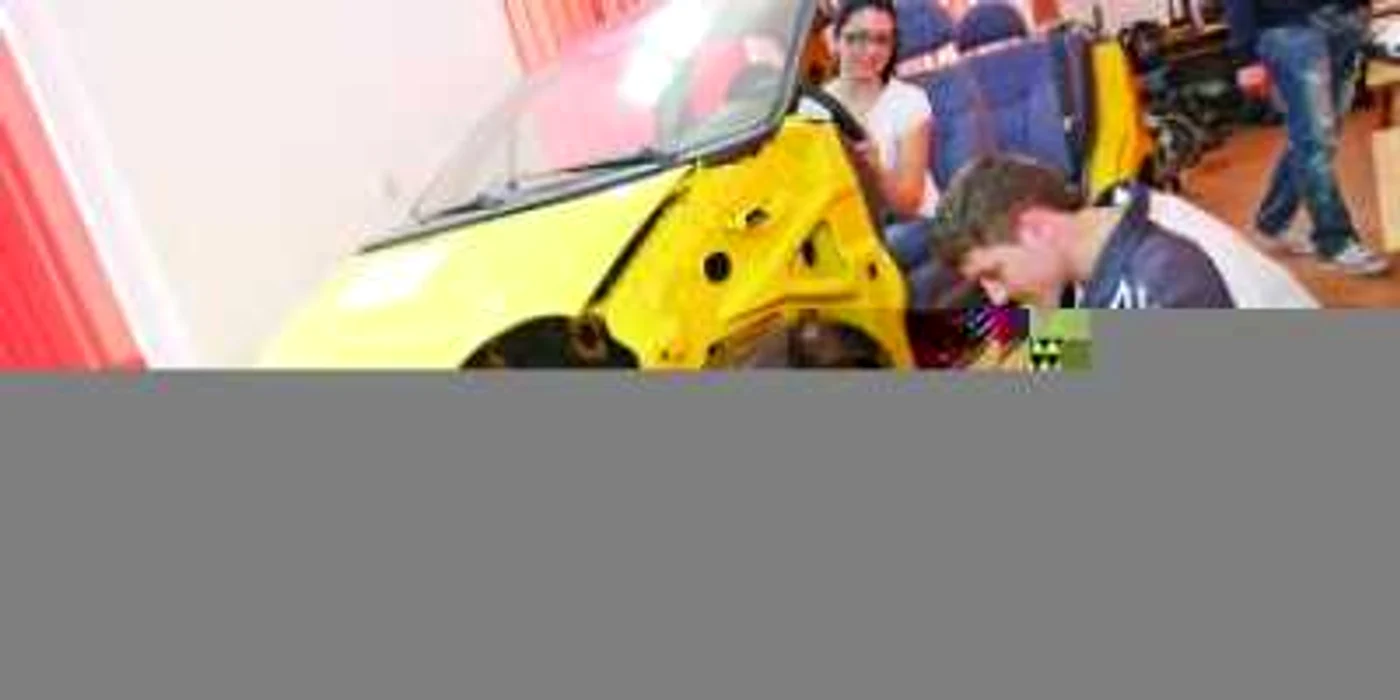 Studenţii de la Mecanică aşteaptă să facă practică pe o maşină Ford