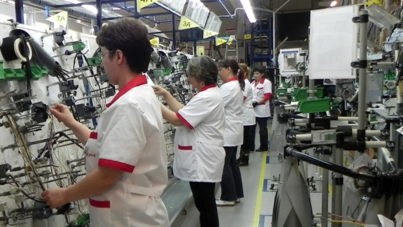 Şomerii gorjeni sunt aşteptaţi să lucreze în fabricile de subansamble auto din vestul ţării