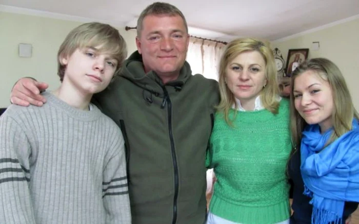 Adrian, alături de tatăl, mama şi sora sa FOTO Olimpia Man
