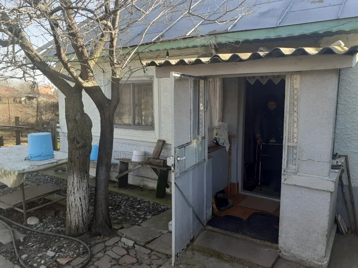 Soția are nevoie de cadru metalic pentru a putea merge, iar nea Lincu se deplasează cu cârje