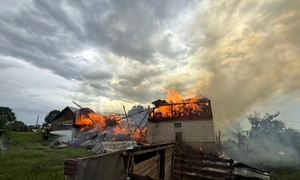 anexa de lemn incendiata dupa ce a fost lovita de trasnet foto isu suceava png