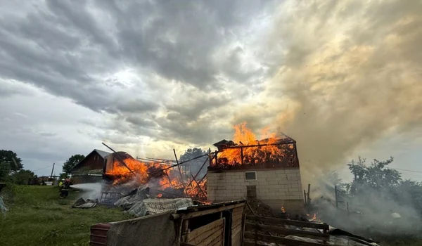 anexa de lemn incendiata dupa ce a fost lovita de trasnet foto isu suceava png