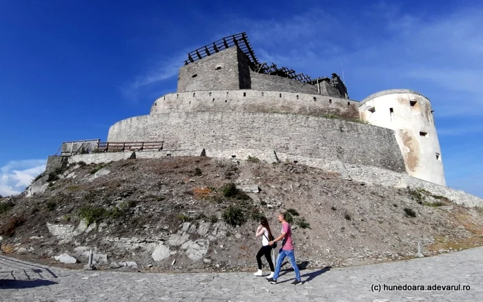 Cetatea Devei. Incinta 1, văzută din exterior. Foto: Daniel Guţă. ADEVĂRUL