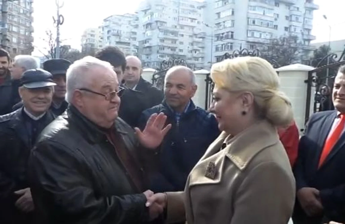 
    Viorica Dăncilă a fost comparată cu Regina Maria de către un susținător al PSD Foto: Captură Video  