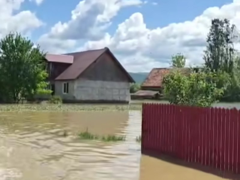 Nicușor Dan, vizită la Băcel: Avem un stat „disfuncţional”. Imagini din una dintre cele mai afectate localități de inundaţii