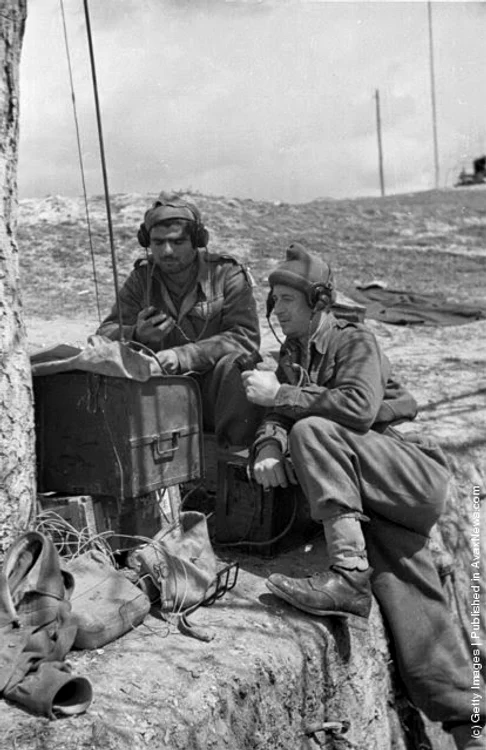 Doi soldaţi greci folosesc un radio pentru a comunica cu ceilalţi camarazi, 22 mai 1948 (Bert Hardy/Picture Post/Getty Images)
