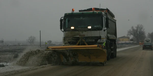 Apariția poleiului i-a obligat pe drumari să arunce material antiderapant