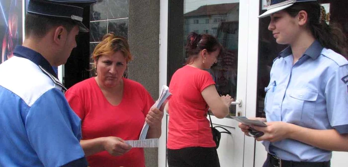 Poliţiştii au împărţit pliante. FOTO: NICOLETA BUTNARU