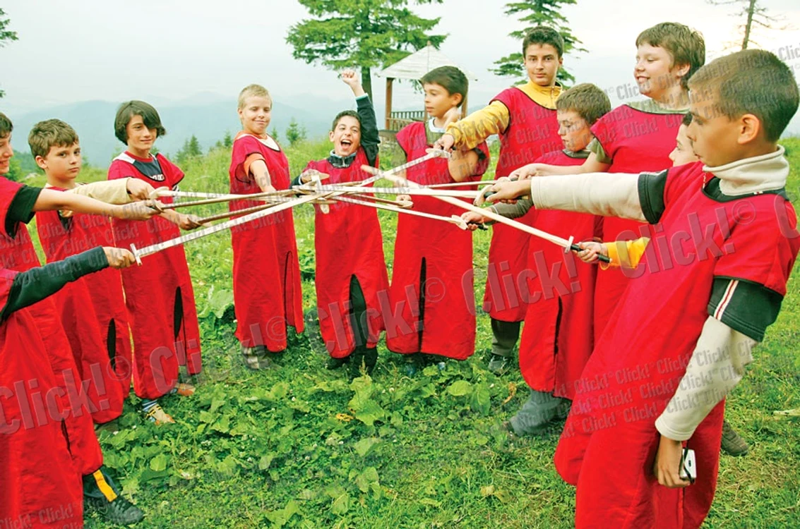 
    Anul acesta, sunt foarte  multe oferte pentru elevii  care intră în vacanţă vineri. Printre acestea, tabăra  medievală de la Rucăr  