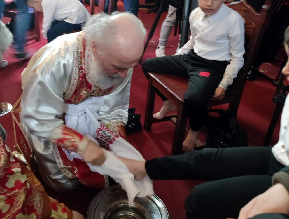 Arhiepiscopul Dunării de Jos spălă picioarele copiilor FOTO: C. Mazilu/Arhivă