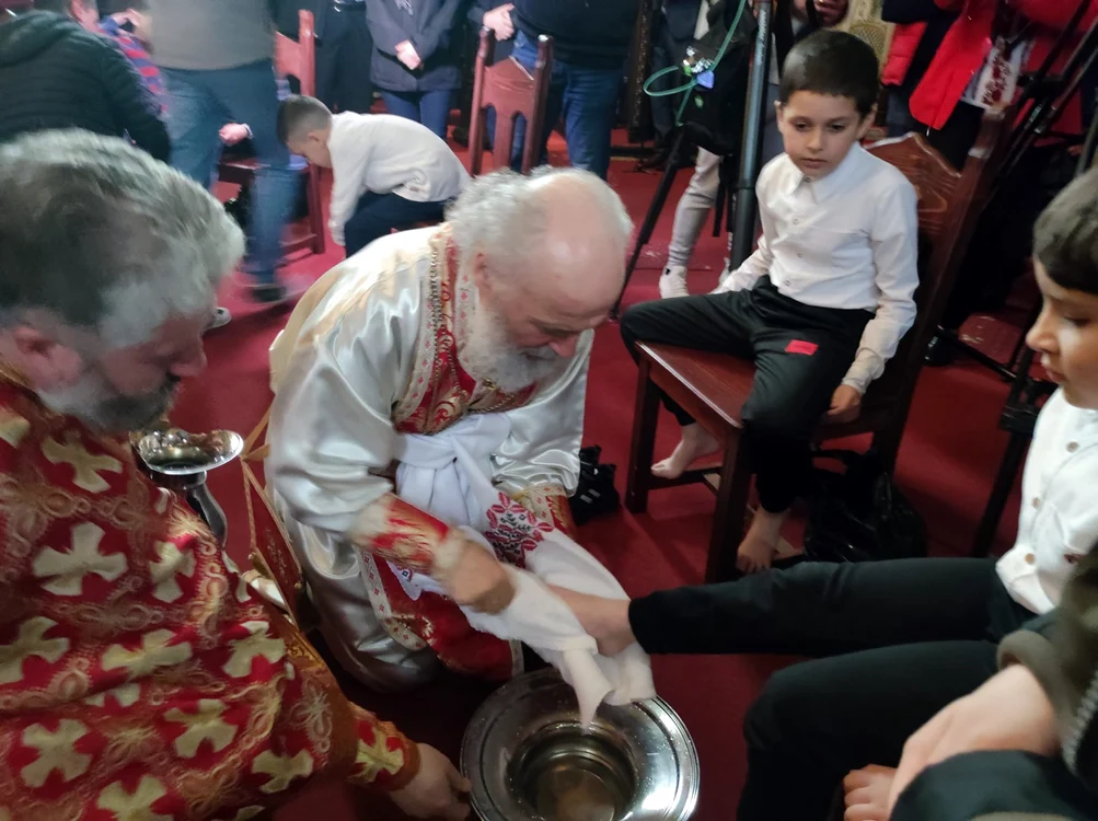 Arhiepiscopul Dunării de Jos a spălat picioarele copiilor FOTO: C. Mazilu