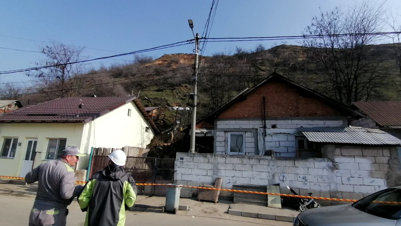 Casele evacuate vor fi debranșate de la utillități FOTO: Alina Mitran