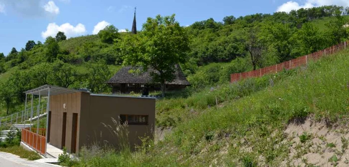 Pentru a ajunge la Biserica de la Ciumărna, vizitatorii trebuie să treacă pe lângă grupul sanitar FOTO Andreea Vilcovschi