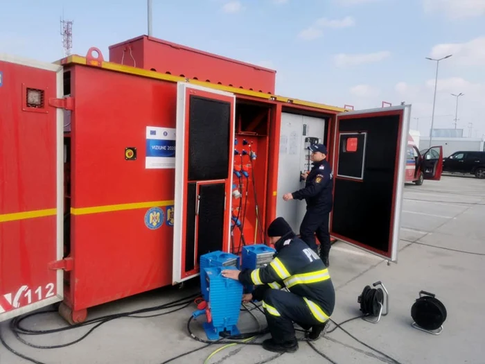 Un generator de curent a fost pus în funcţiune de pompierii călărăşeni la vama Isaccea FOTO Facebook/ISU Călăraşi