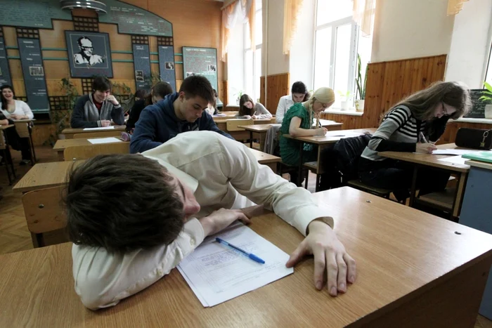 La pretestare, adolescenţii se jurau că nu au copiat, ci s-au bazat pe cunoştinţe. FOTO: Tudor Iovu