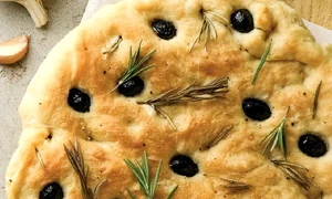 focaccia cu usturoi si masline jpg