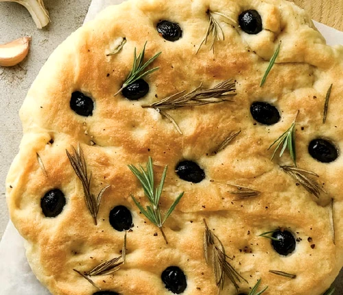 focaccia cu usturoi si masline jpg