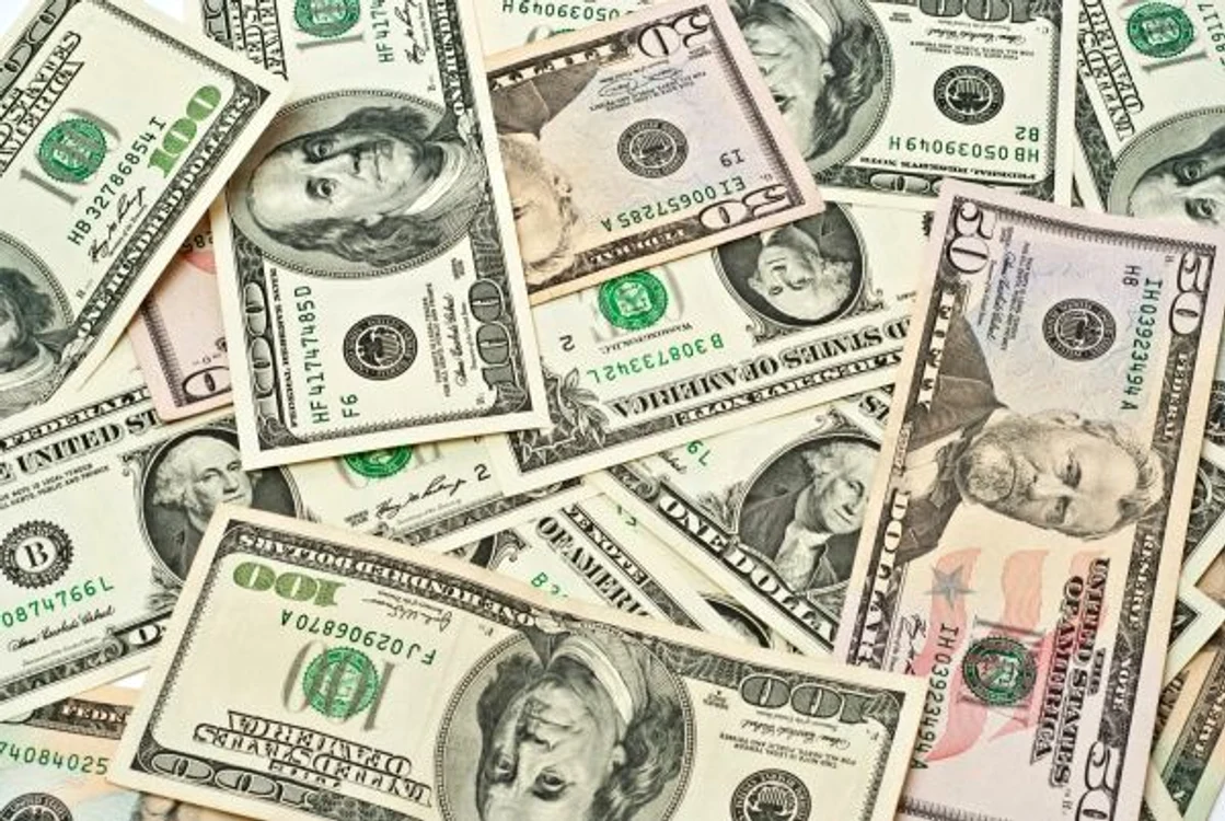 
    Geantă cu bani găsită la magazinul Unirea (Foto: Shutterstock)  