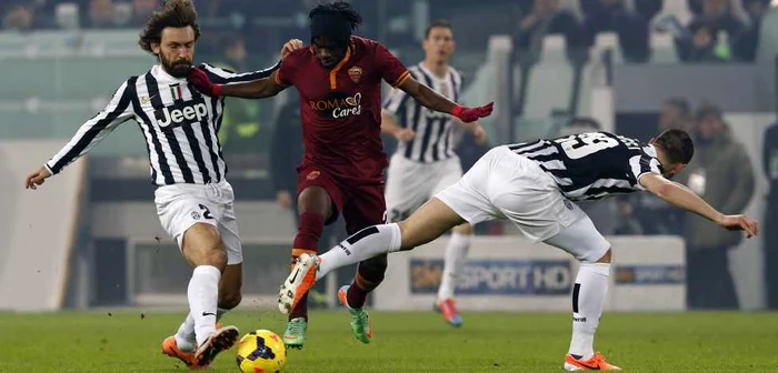 Gervinho a câştigat duelul cu Pirlo (stânga) FOTO Reuters