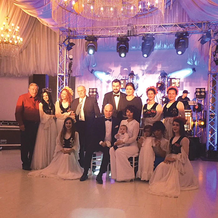 Giulia şi Vlad Huidu. La botezul lui  Mikael invitaţii    s-au răsfăţat  cu prăjituri bio 