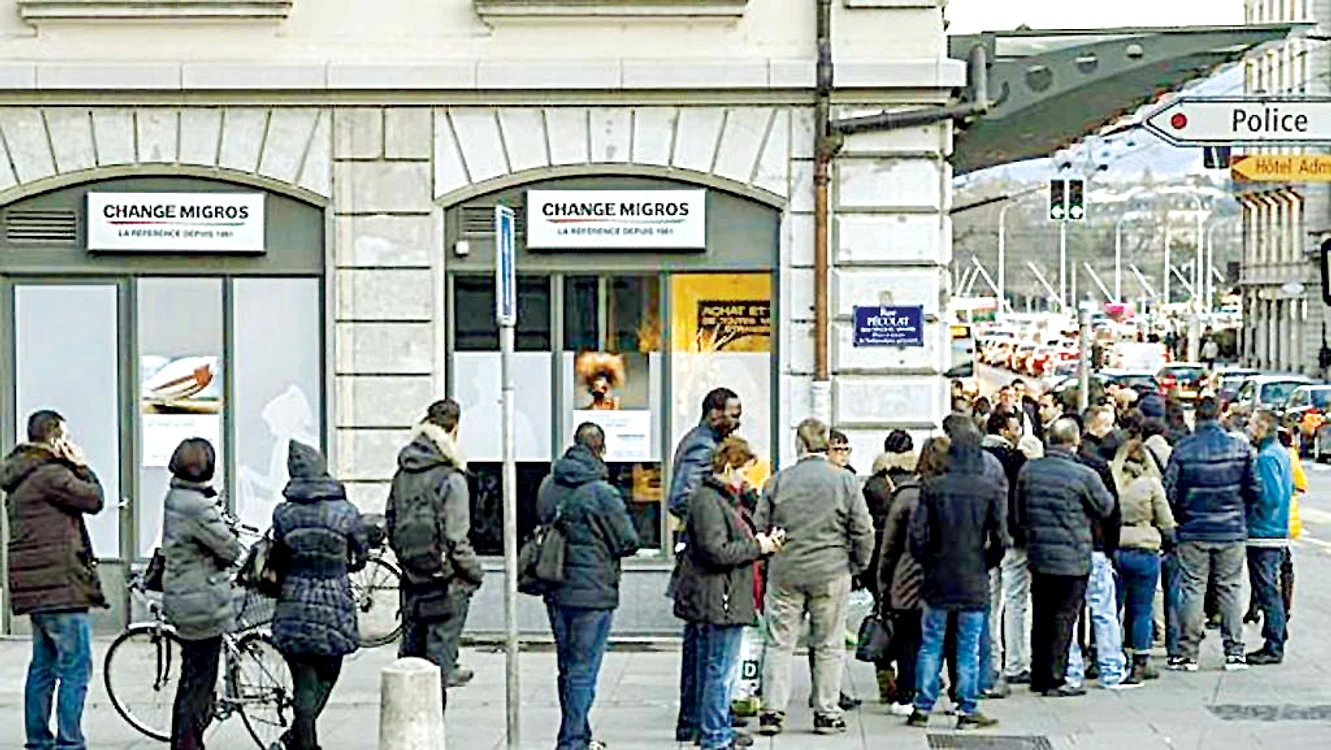 Elveţienii stau la codă să schimbe francii în euro