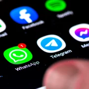 WhatsApp aplicatie smartphone notificare FOTO Shutterstock jpg