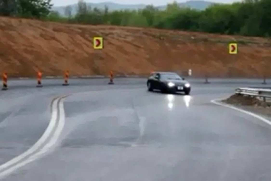 
    Învaţă de la profesionişti cum să conduci pe serpentine  