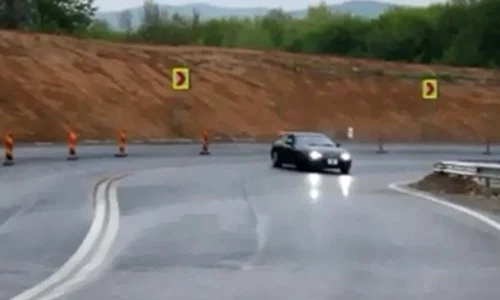 masina pe un traseu cu curbe jpeg