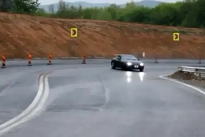 Învaţă de la profesionişti cum să conduci pe serpentine