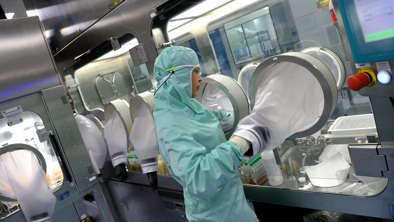 
    Cercetările pentru producția unui vaccin sigur durează între 12 și 15 ani, în mod normal  